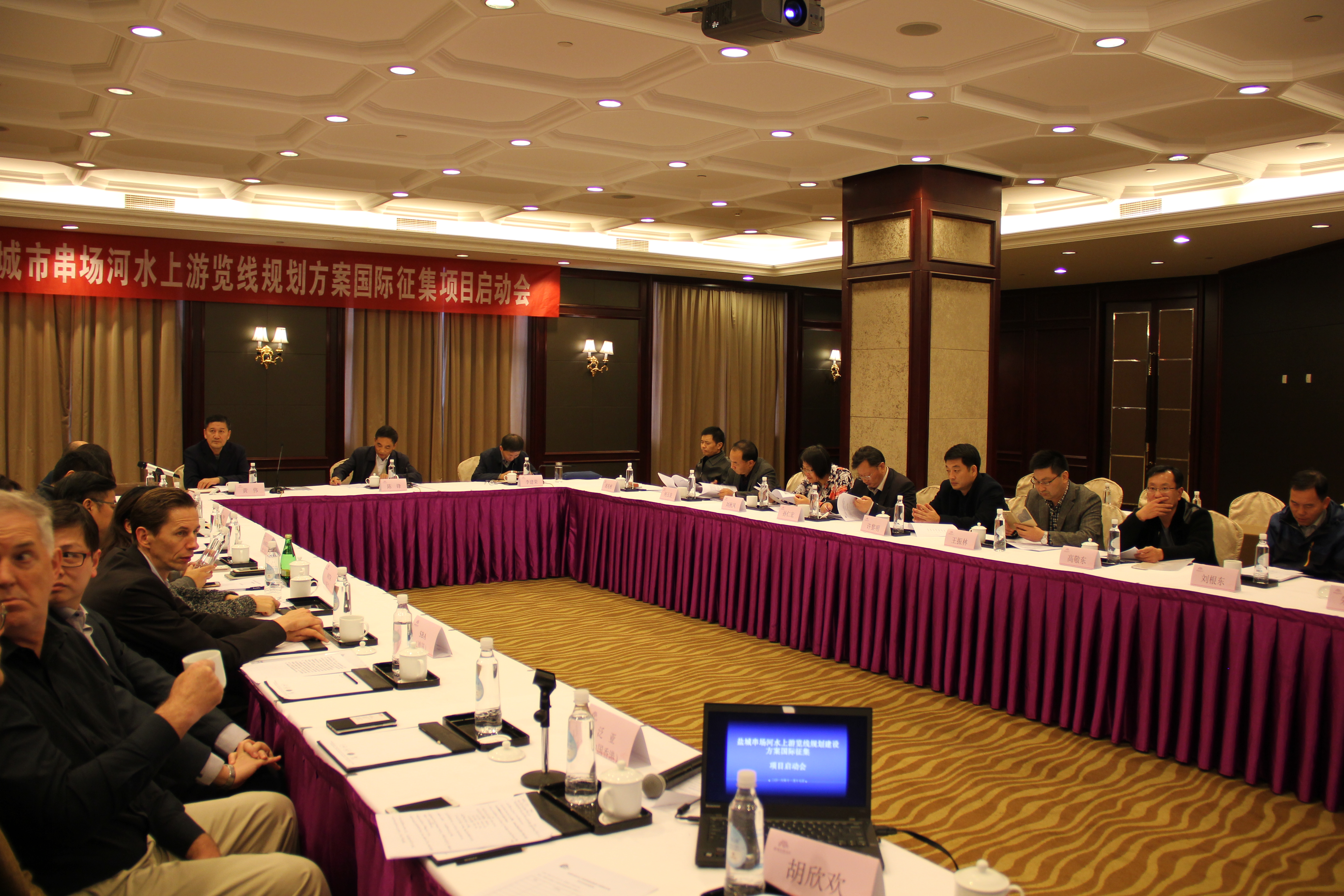 117圖為鹽城城投串場(chǎng)河水上 游覽線方案國(guó)際征集啟動(dòng)會(huì)現(xiàn)場(chǎng)。.JPG